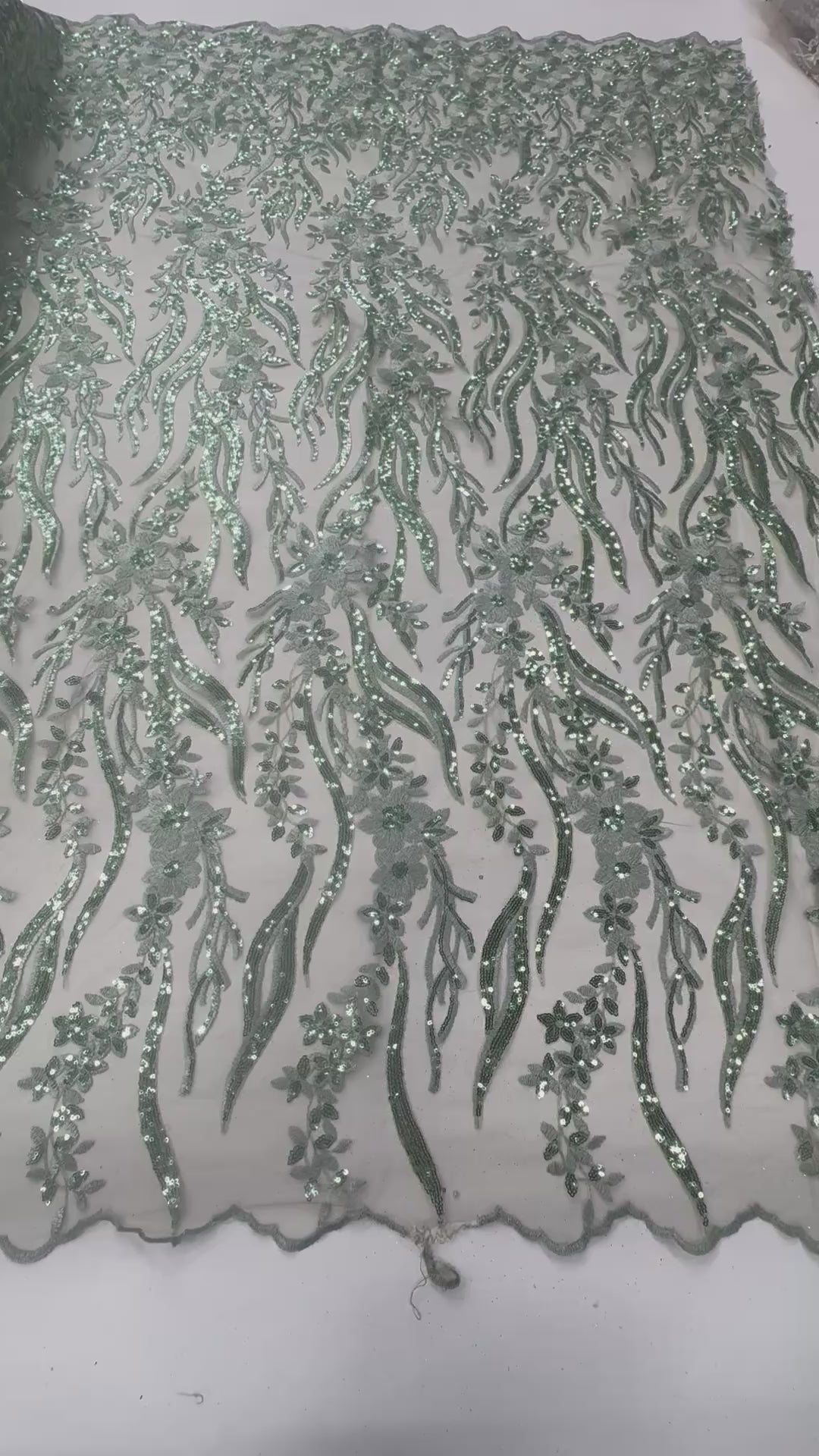 Încărcați videoclipul: Broderie  premium verde salvie cu paiete – material elegant pentru rochii de ocazie 140cm/la metru
