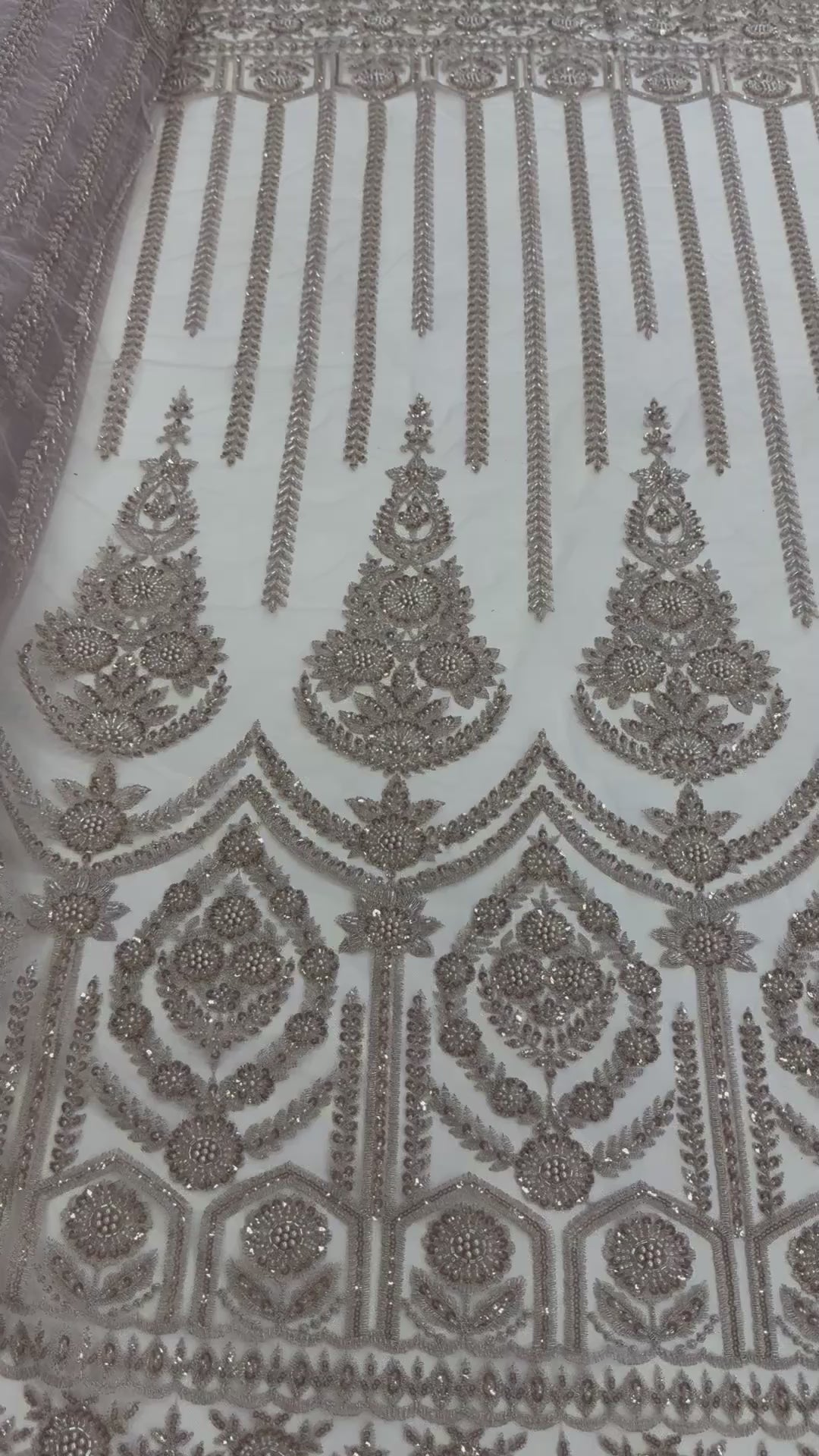 Încărcați videoclipul: Broderie cu paiete pe tul 140 cm latime - material premium pentru rochii de seara si ocazie