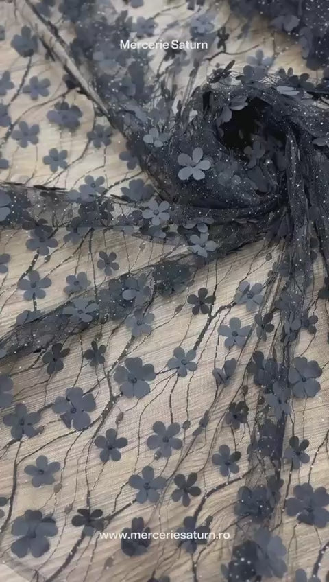 Încărcați videoclipul: Tull brodat cu floricele 3D si sclipici– 150 cm latime, material elegant la metru