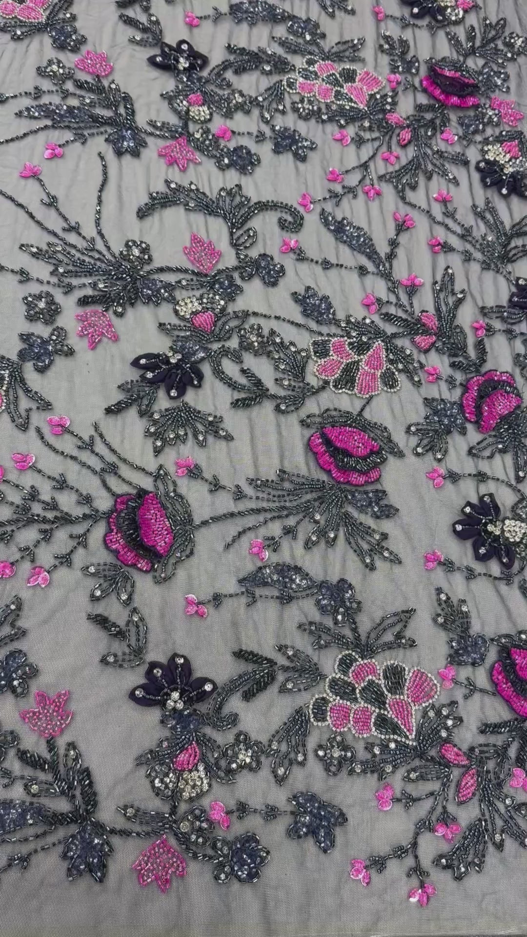 Încărcați videoclipul: Broderie Florala 3D pe Tul cu Paiete si Margele Negre-Roz – 140 cm K2089