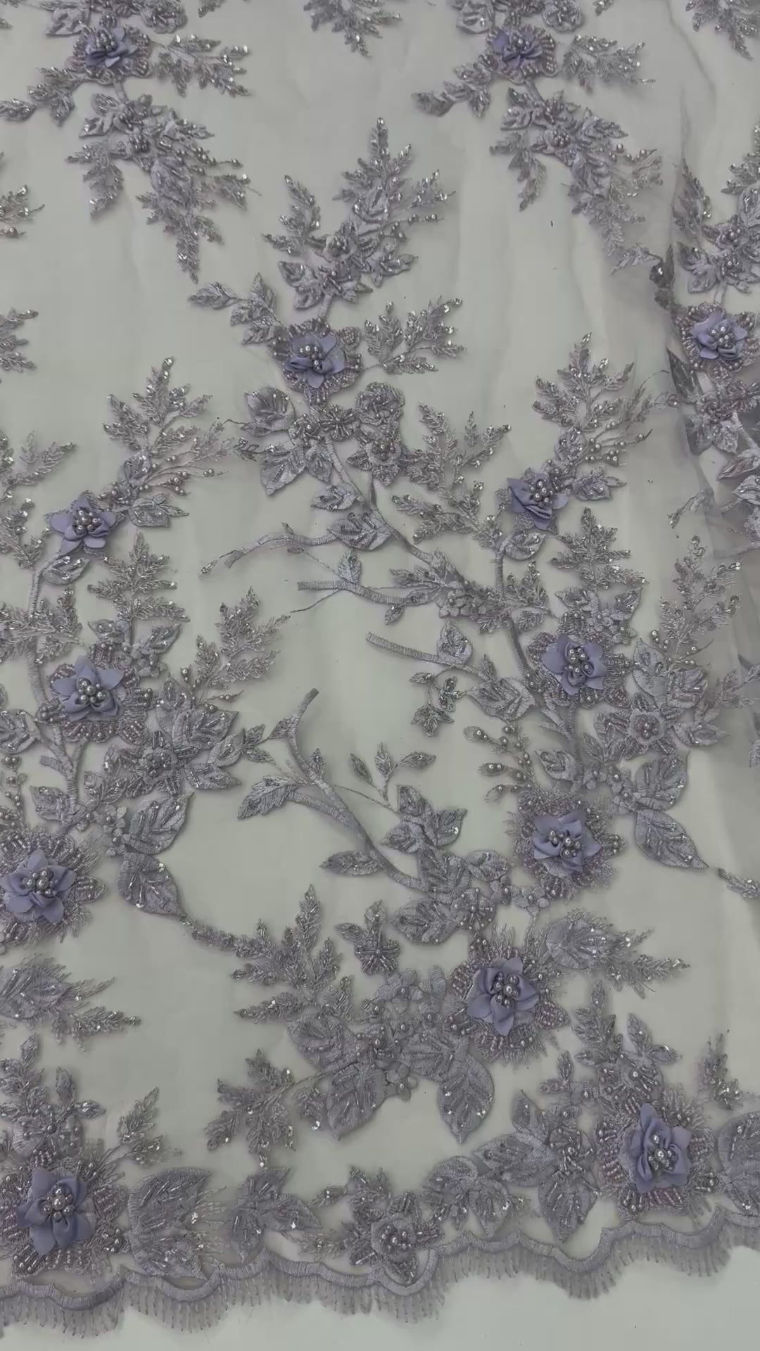 Încărcați videoclipul: Broderie 3D florala cu perle si margele pe tul 140 cm latime - material premium pentru rochii de mireasa