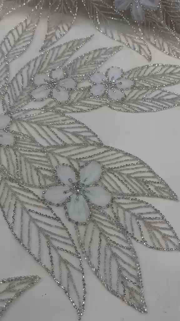 Încărcați videoclipul: Broderie pe tull cu flori 3D, perle si margele 140 cm/se vinde la metru SJT1246
