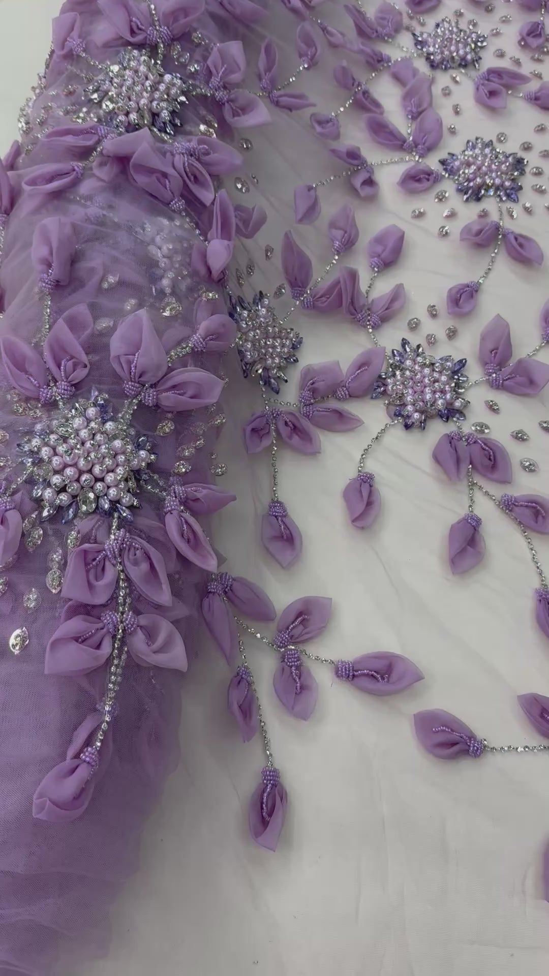 Încărcați videoclipul: Broderie 3D premium pe tul Model SJT 1362, 140 cm, cu flori textile, perle și cristale