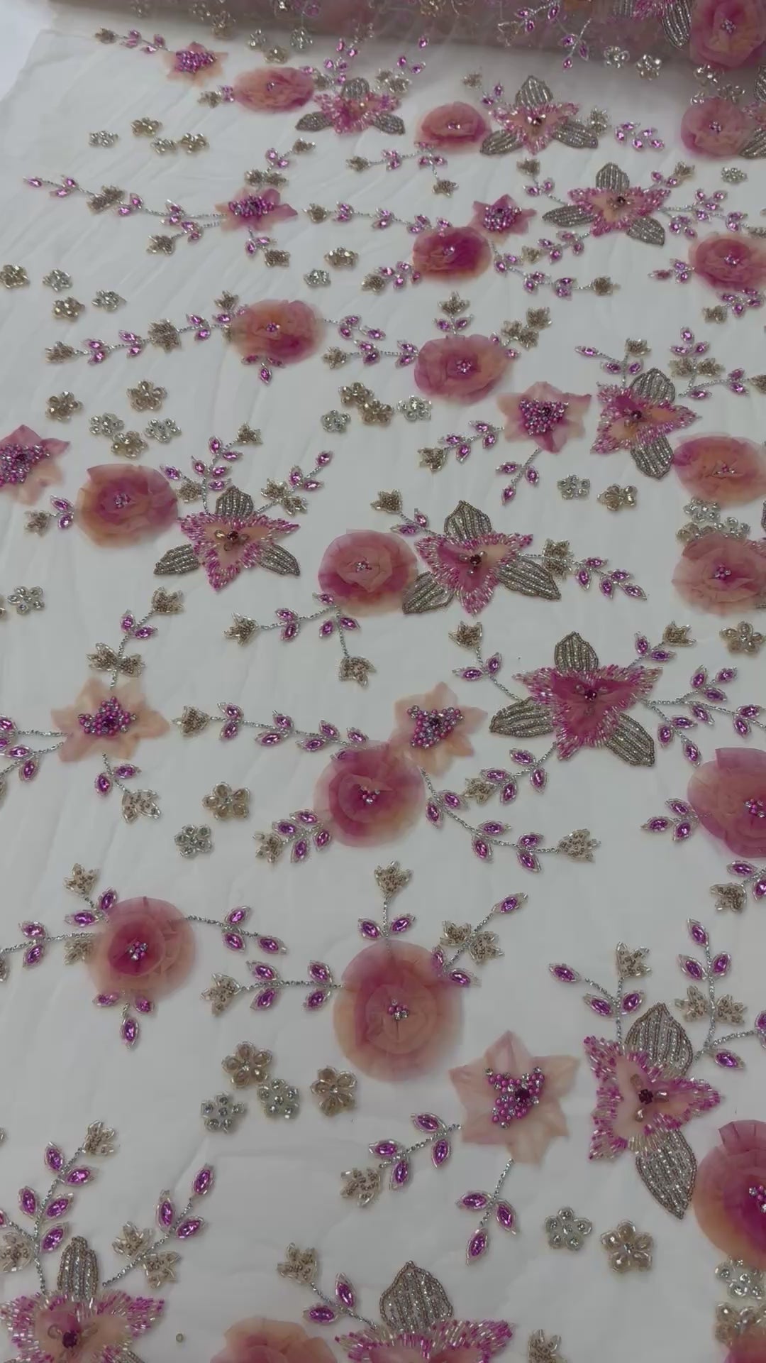 Încărcați videoclipul: Broderie Florala 3D pe Tul cu Aplicatii si Margele Luxury 140cm/K2036