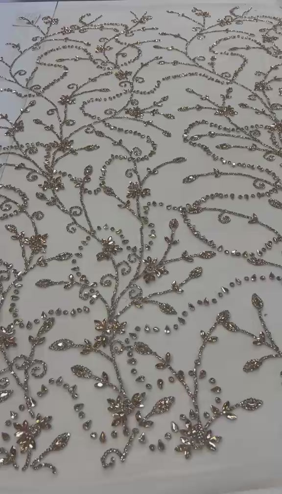 Încărcați videoclipul: Broderie premium pe tull cu cristale si aplicatii florale aurii 140CM\LA METRU MODEL-J1 3390