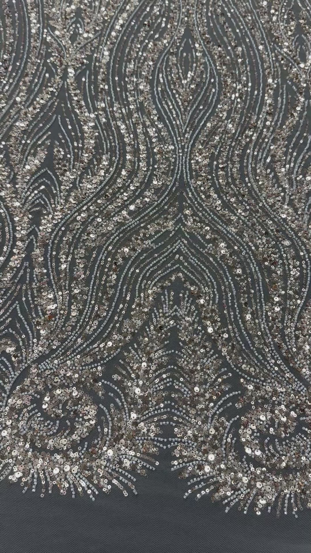 Încărcați videoclipul: Broderie cu paiete champagne pe tul 140 cm latime - material lux pentru rochii de seara si ocazie