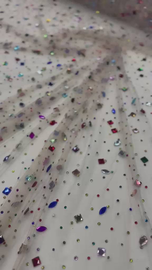Încărcați videoclipul: Tul fin cu Pietre/Strasuri Colorate 140cm/la metru