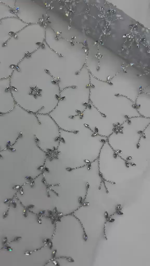 Încărcați videoclipul: Broderie de lux unicata pe tulle alb  cu cristale , latime 140 cm SJT1322