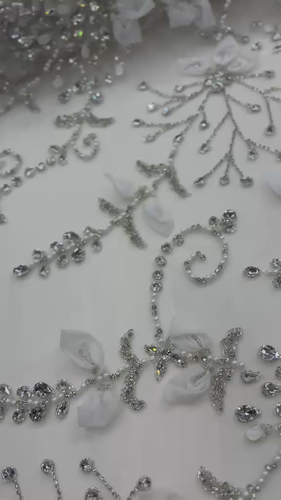 Încărcați videoclipul: Broderie luxury pe tull cu flori 3D, perle si cristale 140 cm/se vinde la metru AI544