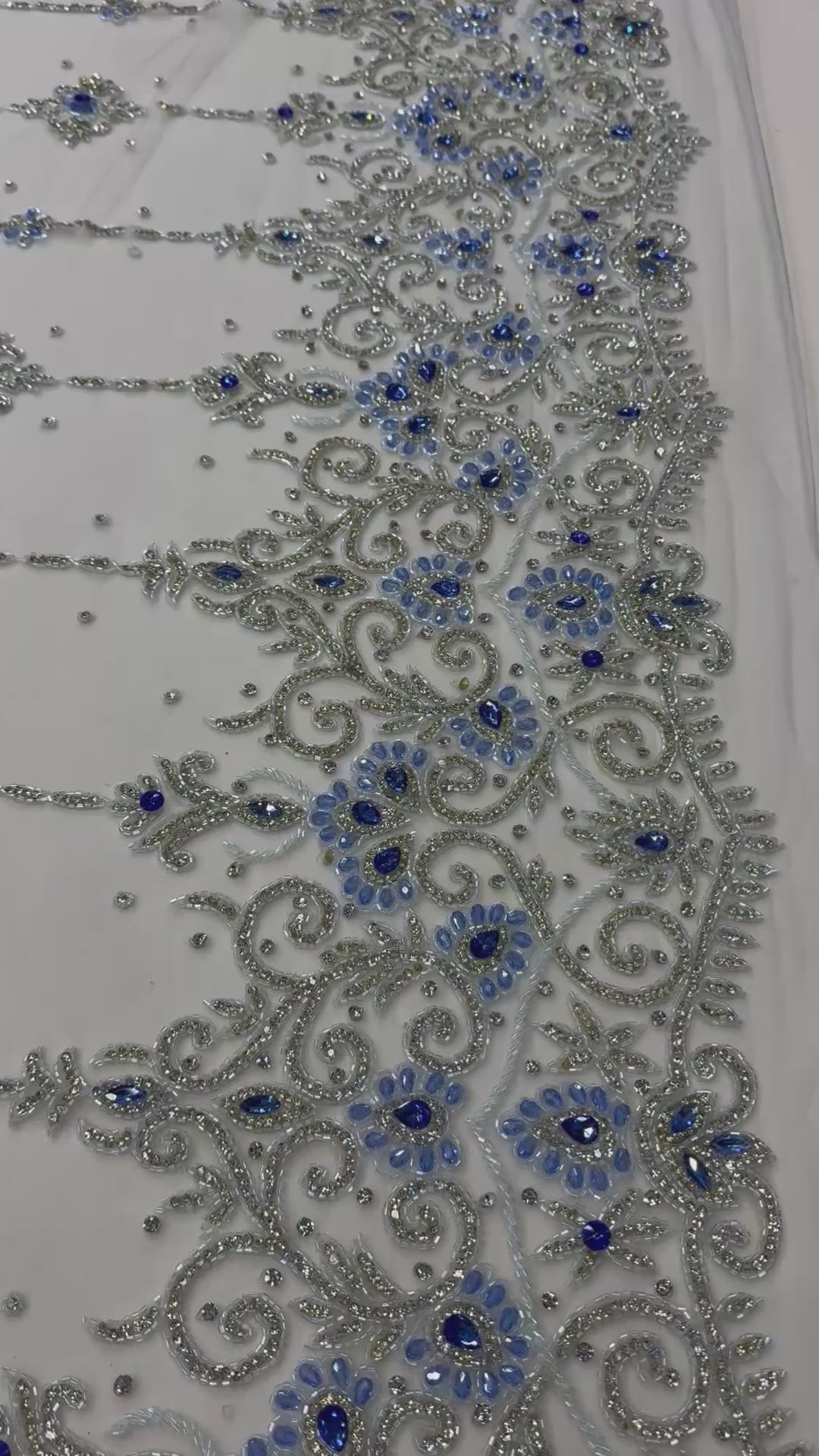 Încărcați videoclipul: Broderie Alba cu cristale  pe Tul 140/cm latimea/la metru J1 3380