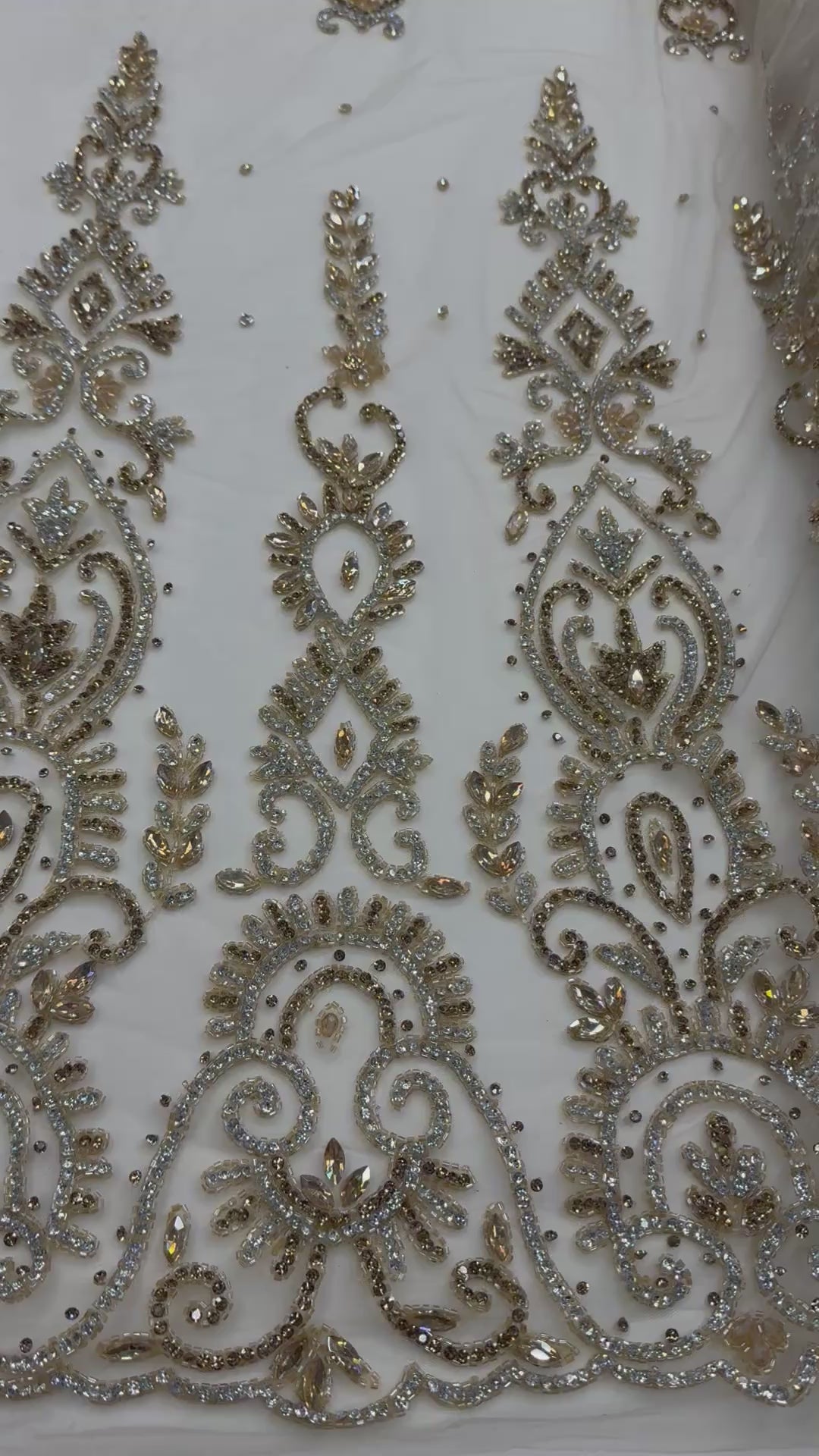 Încărcați videoclipul: Broderie Ivory cu Cristale Champagne pe Tul 140cm latime/la metru J1 3197