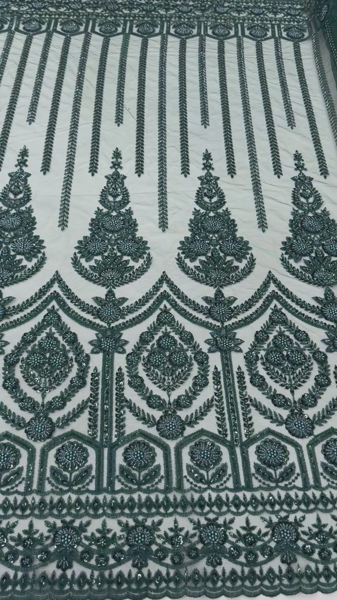 Încărcați videoclipul: Broderie cu paiete pe tul 140 cm latime - material premium pentru rochii de seara si ocazie