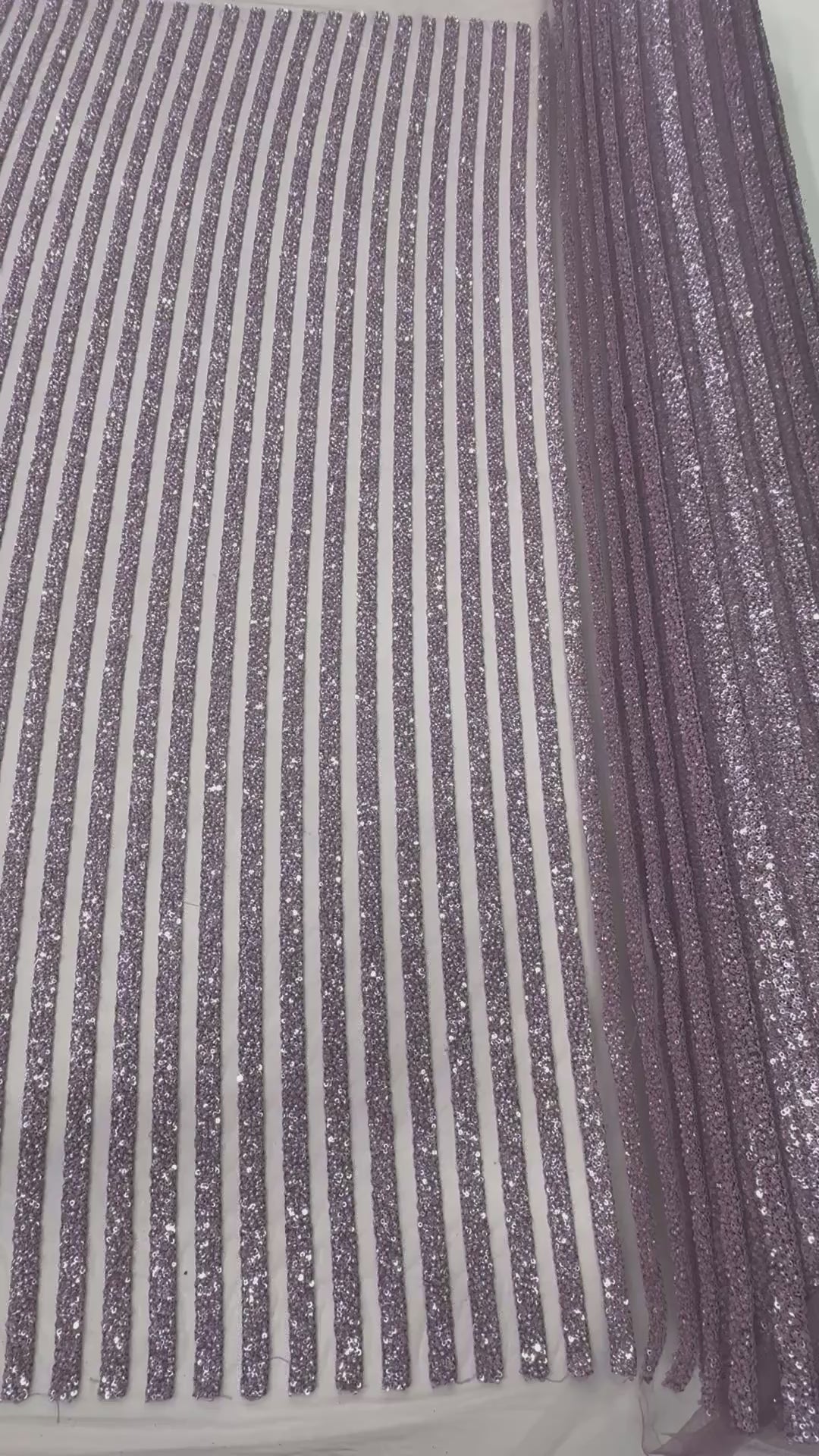 Încărcați videoclipul: Broderie cu dungi din margele si paiete pe tul 140 cm latime - material premium pentru rochii de seara