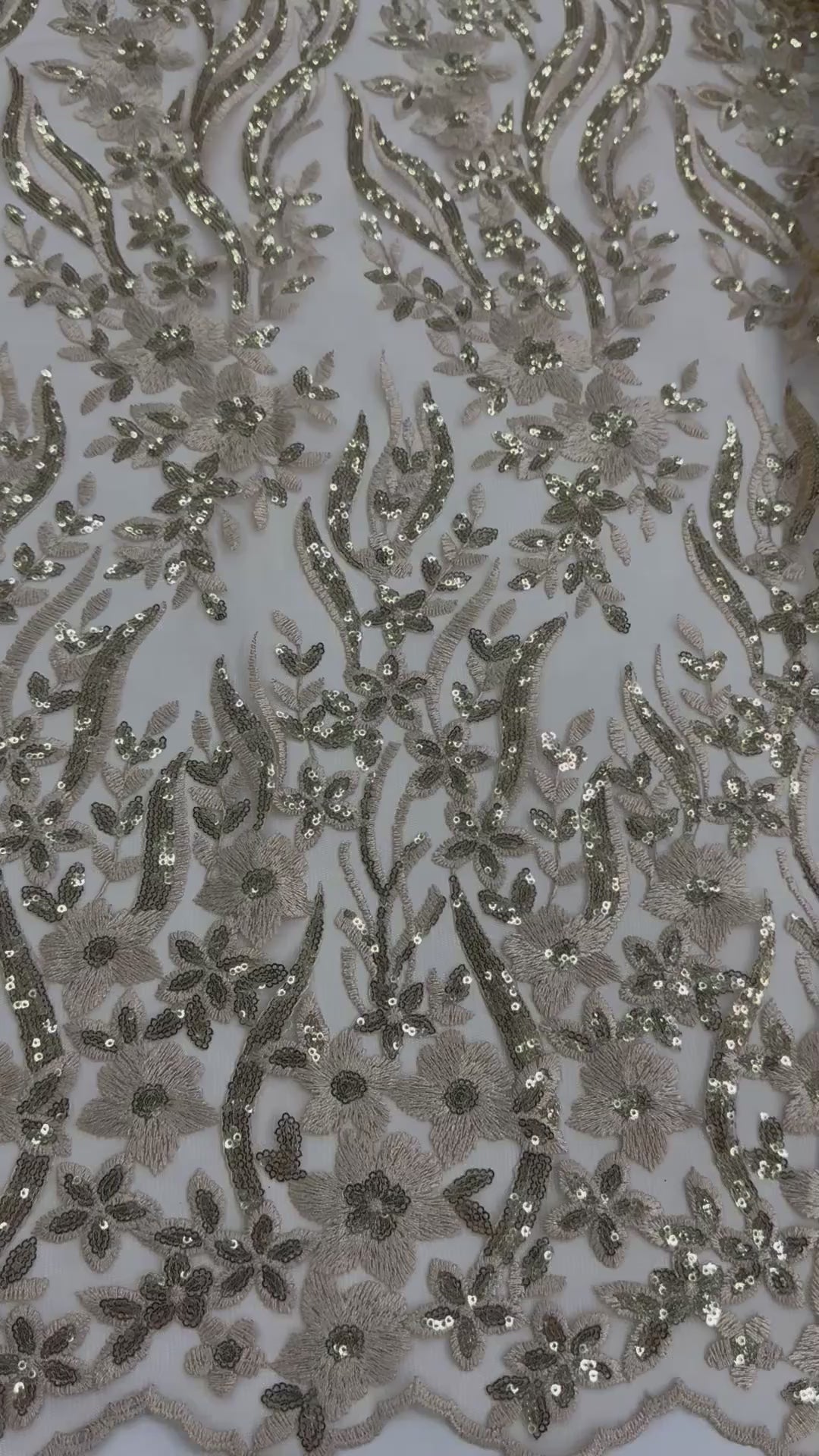 Încărcați videoclipul: Broderie florala champagne cu paiete fine – material elegant pentru rochii de seara si ocazii speciale