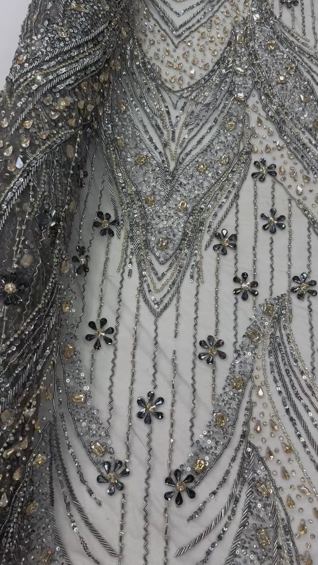 Încărcați videoclipul: Broderie premium pe tul gri Model SJT 1375, 140 cm, cu cristale, paiete si margele – Design Luxury Couture