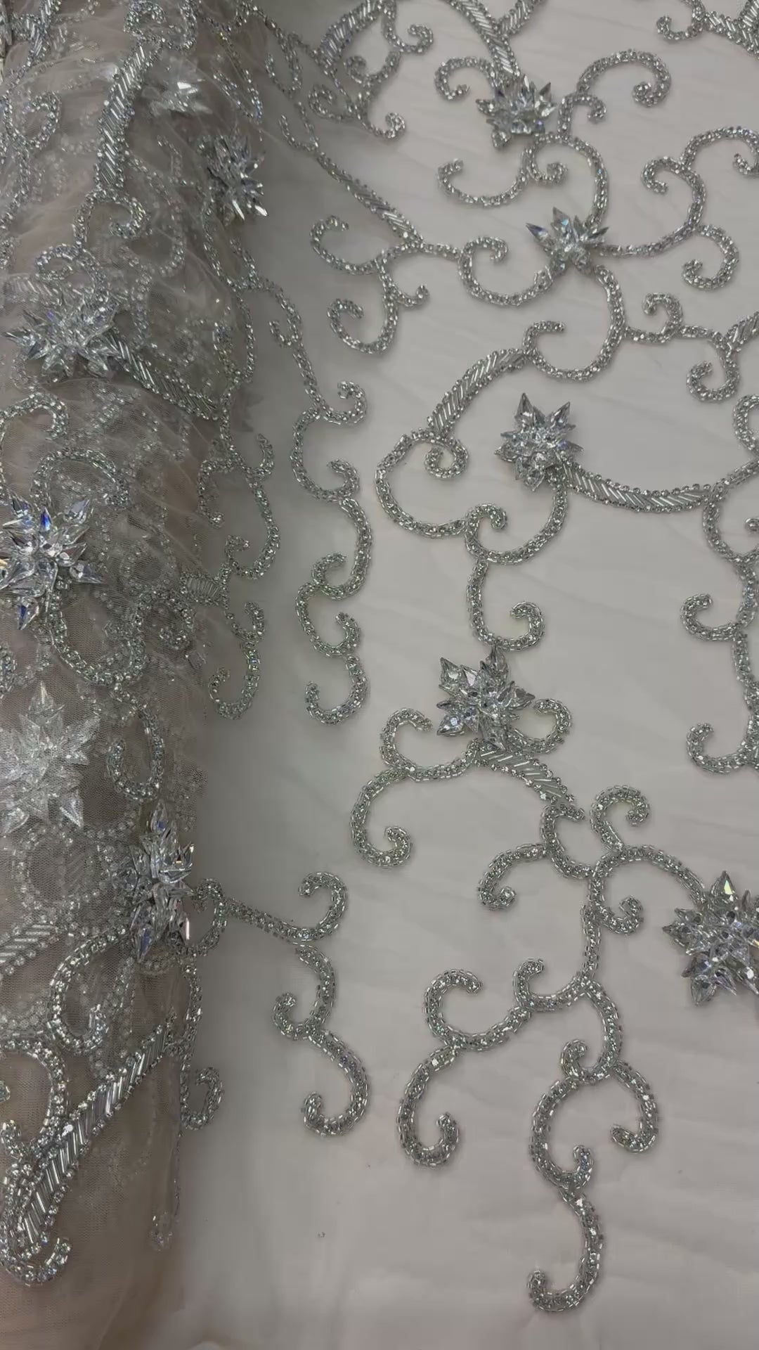 Încărcați videoclipul: Broderie premium pe tul ivoire Model AI588, 140 cm, cu cristale si margele argintii/aurii – Design Luxury Couture/la metru