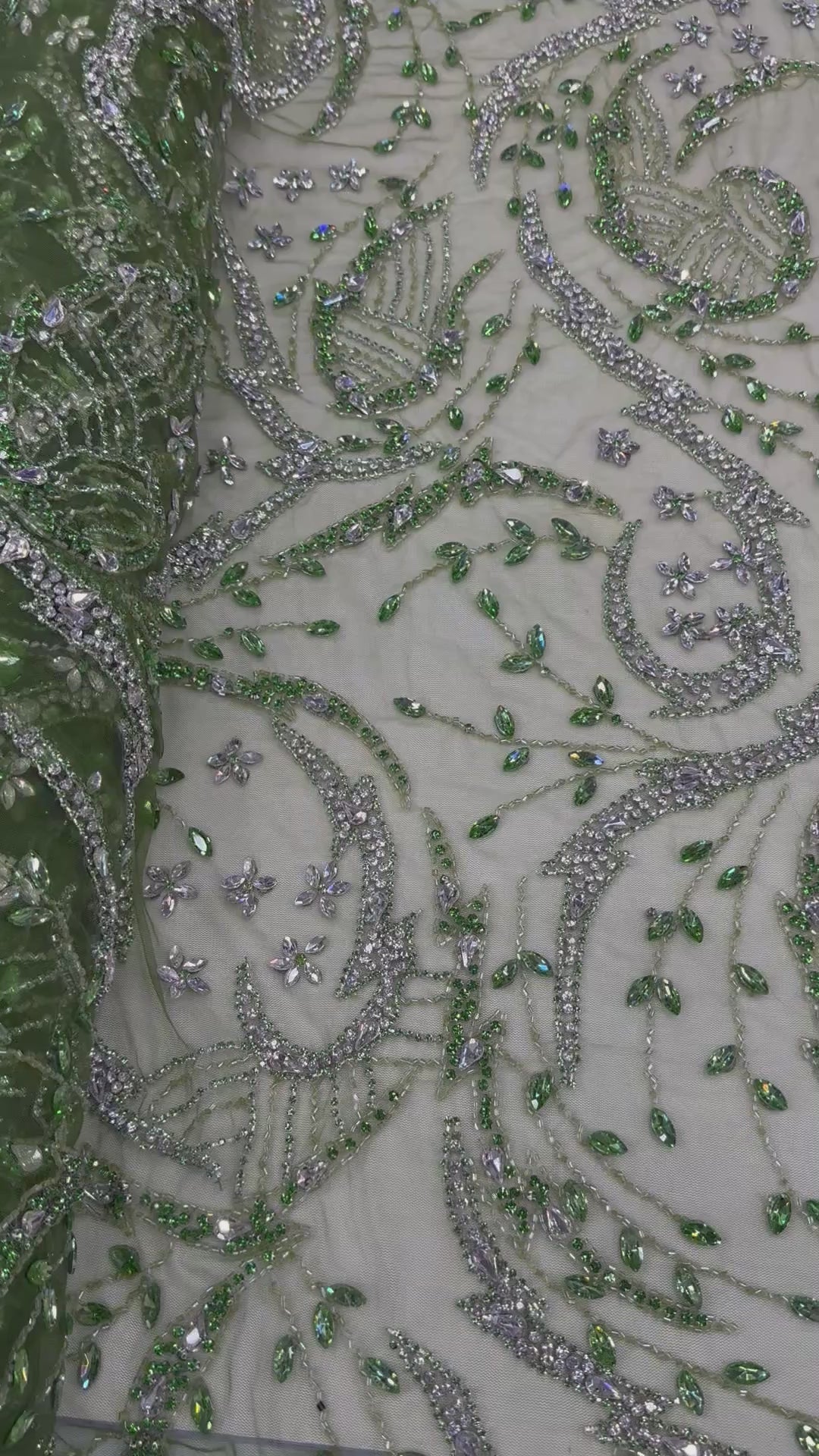 Încărcați videoclipul: Broderie pe tul verde Model J1 3441, latime 140 cm, cu cristale, margele si aplicatii premium