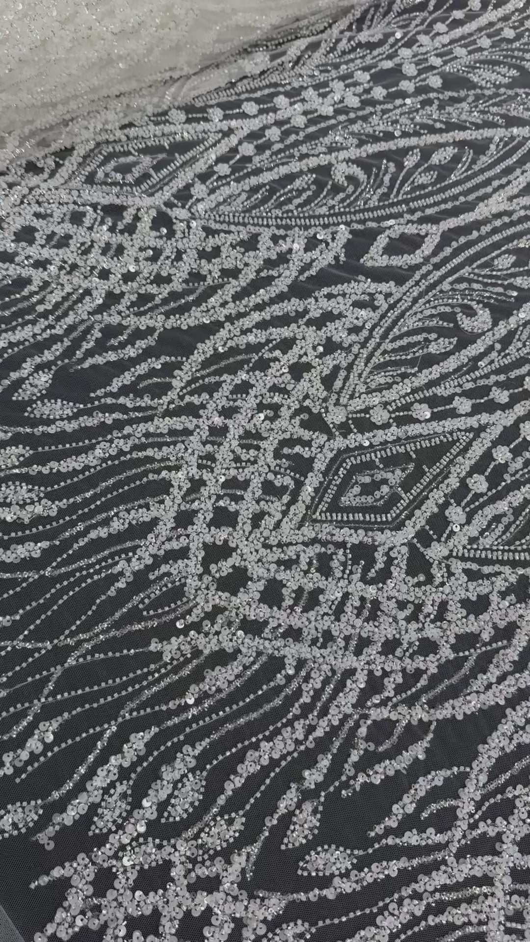 Încărcați videoclipul: Broderie cu paiete argintii pe tul 140 cm latime - material premium pentru rochii de seara si mireasa