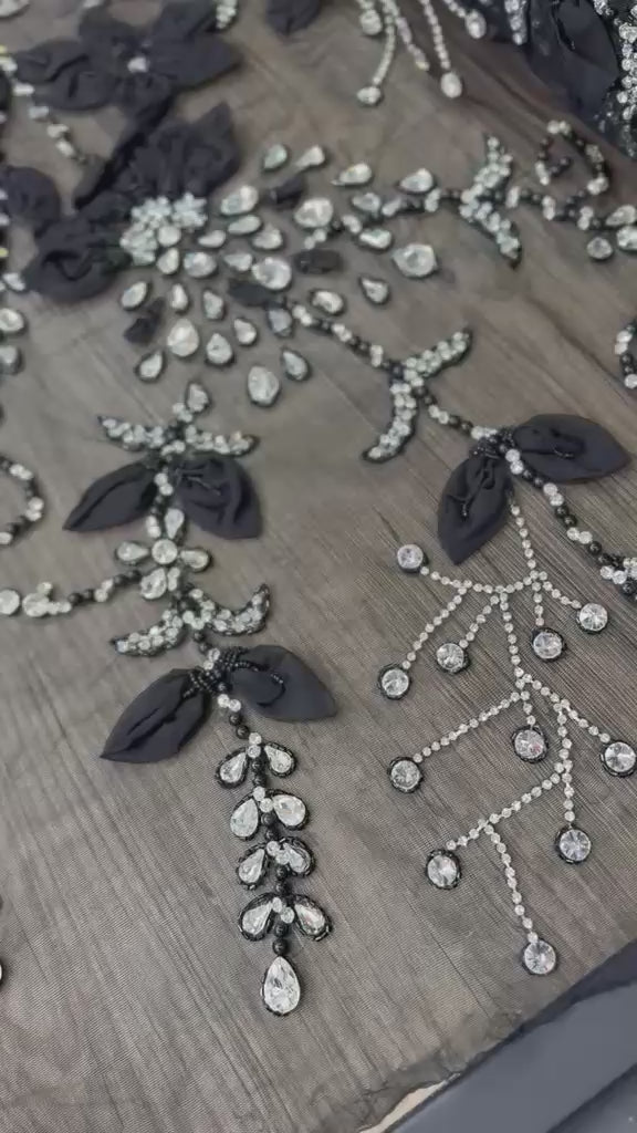 Încărcați videoclipul: Broderie luxury pe tull negru cu flori 3D, cristale stralucitoare si aplicatii couture elegante AI544