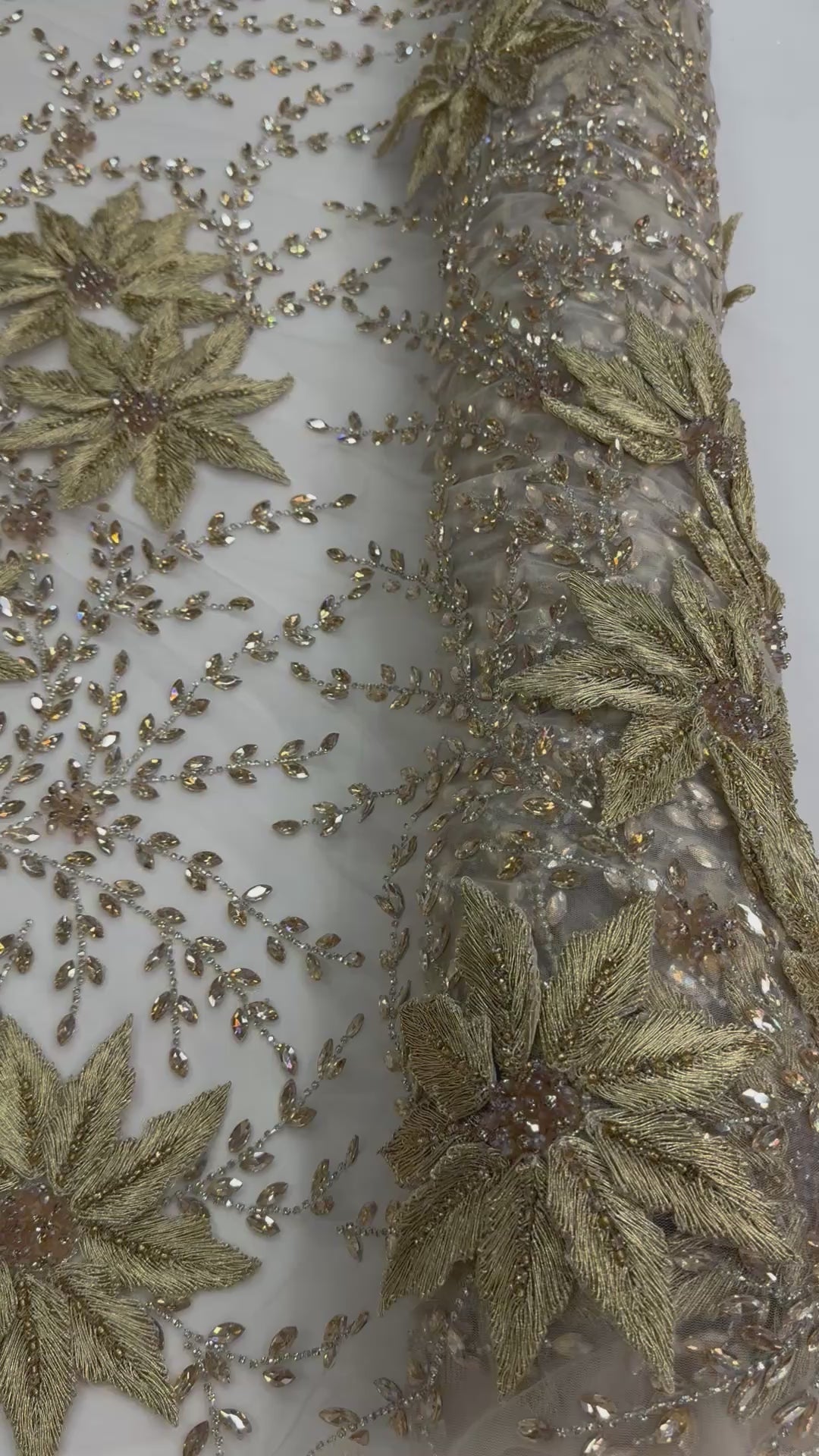 Încărcați videoclipul: Broderie Luxury 3D pe tul nude Model SJT 3378, 140 cm, cu flori si cristale premium/la metru