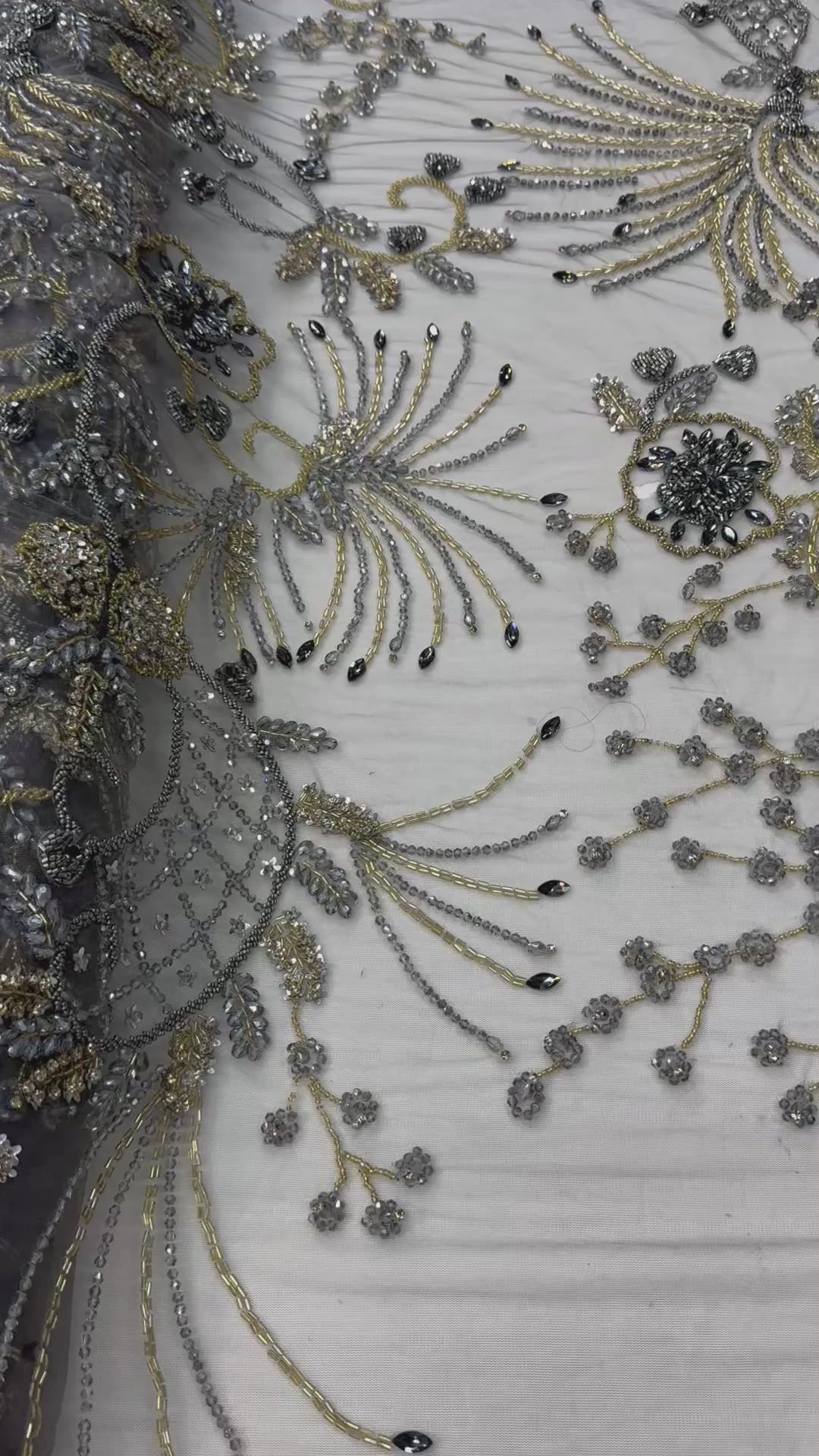 Încărcați videoclipul: Broderie premium pe tul Model J1 3373, latime 140 cm, cu cristale, margele si broderie florala - disponibila in mai multe culori