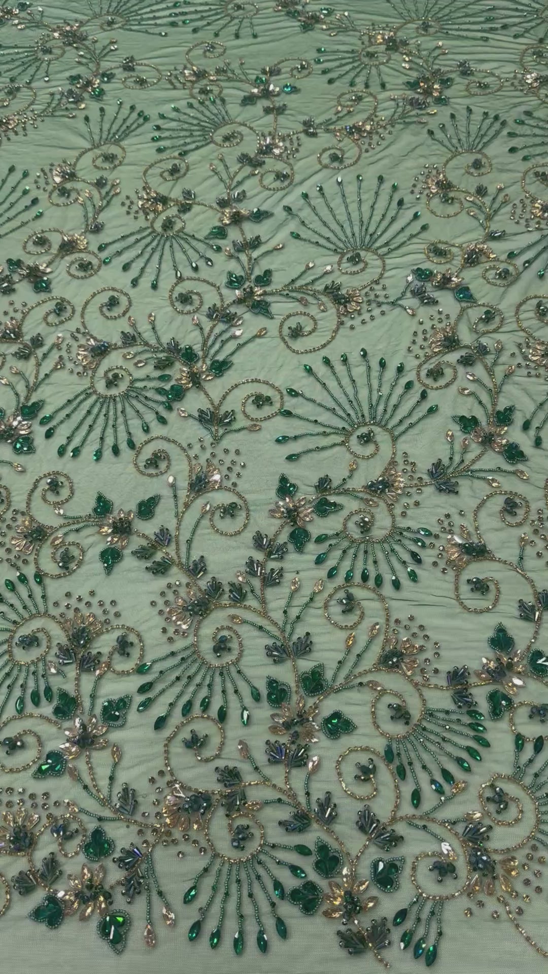 Încărcați videoclipul: Broderie Luxury pe tul verde cu cristale premium și aplicații florale 3D 140 cm/la metru – Model J1 3440