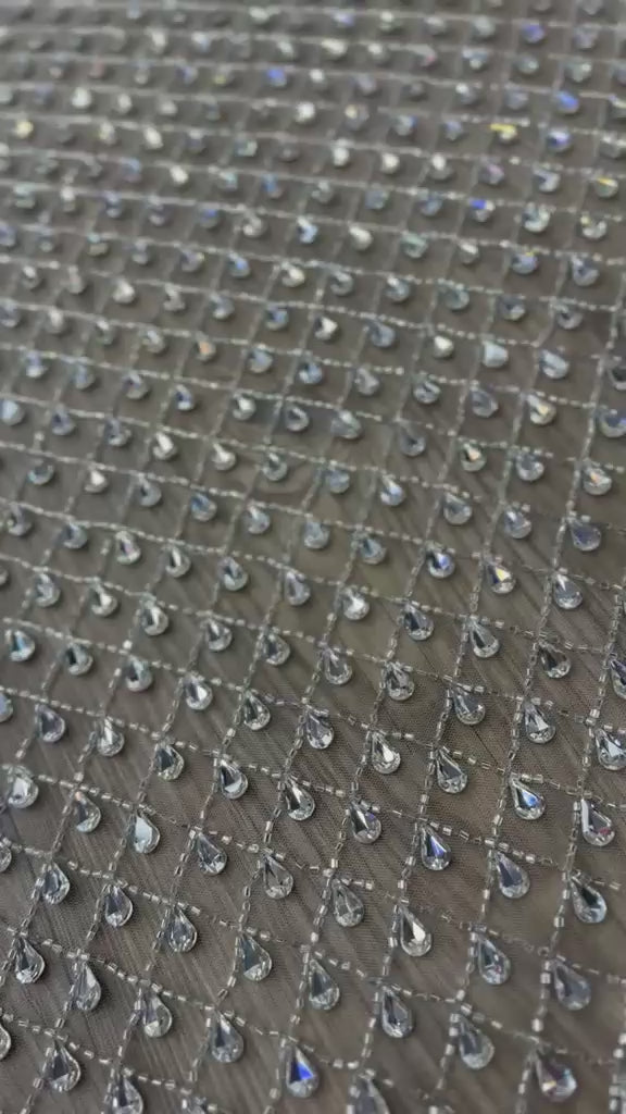 Încărcați videoclipul: Broderie spectaculoasa cu pietre Swarovski tip lacrima pe tull nude  140 cm AB009