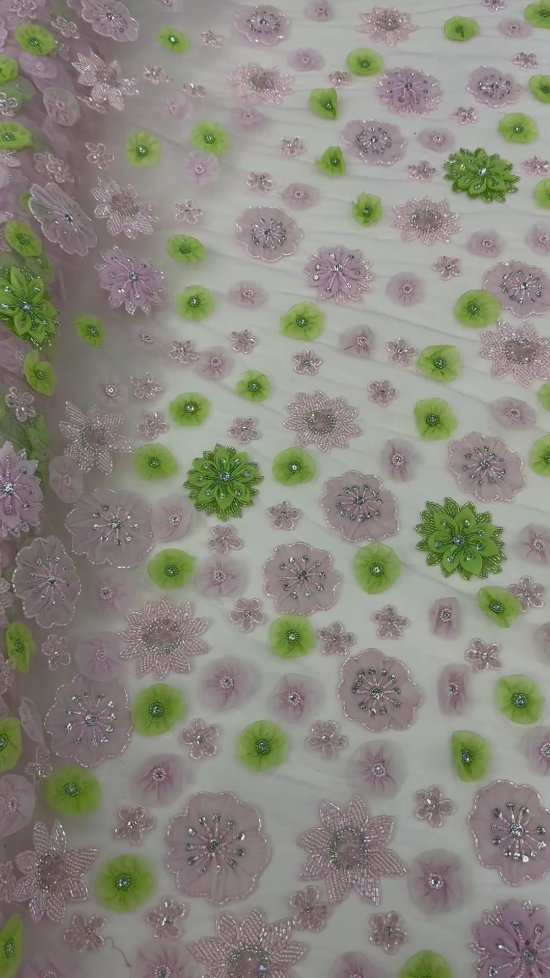 Încărcați videoclipul: Broderie 3D premium pe tul Model K1985, latime 140 cm, cu flori aplicate, margele si cristale