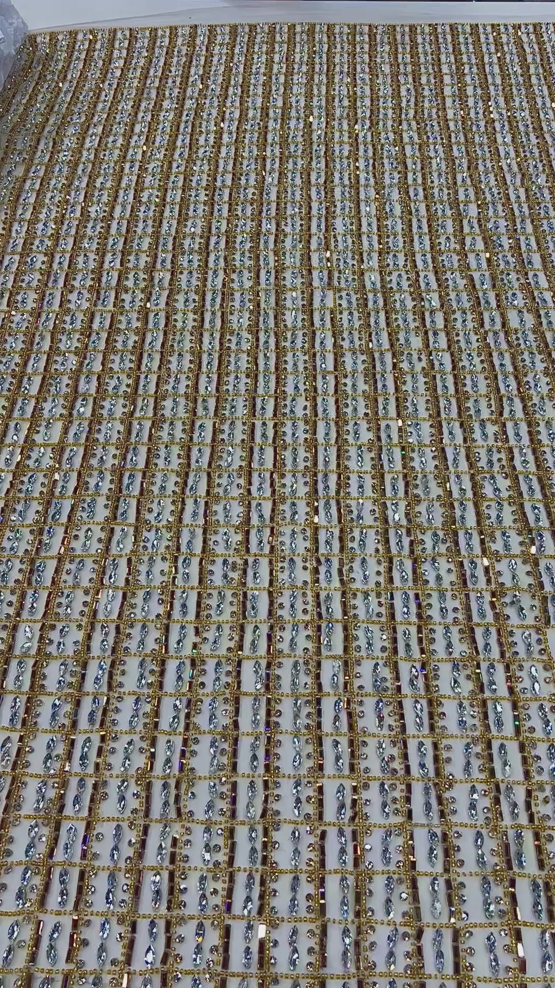 Încărcați videoclipul: Broderie eleganta cu paiete si cristale pe tulle Auriu+Argintiu -140 cm\la Metru ,Model FL358