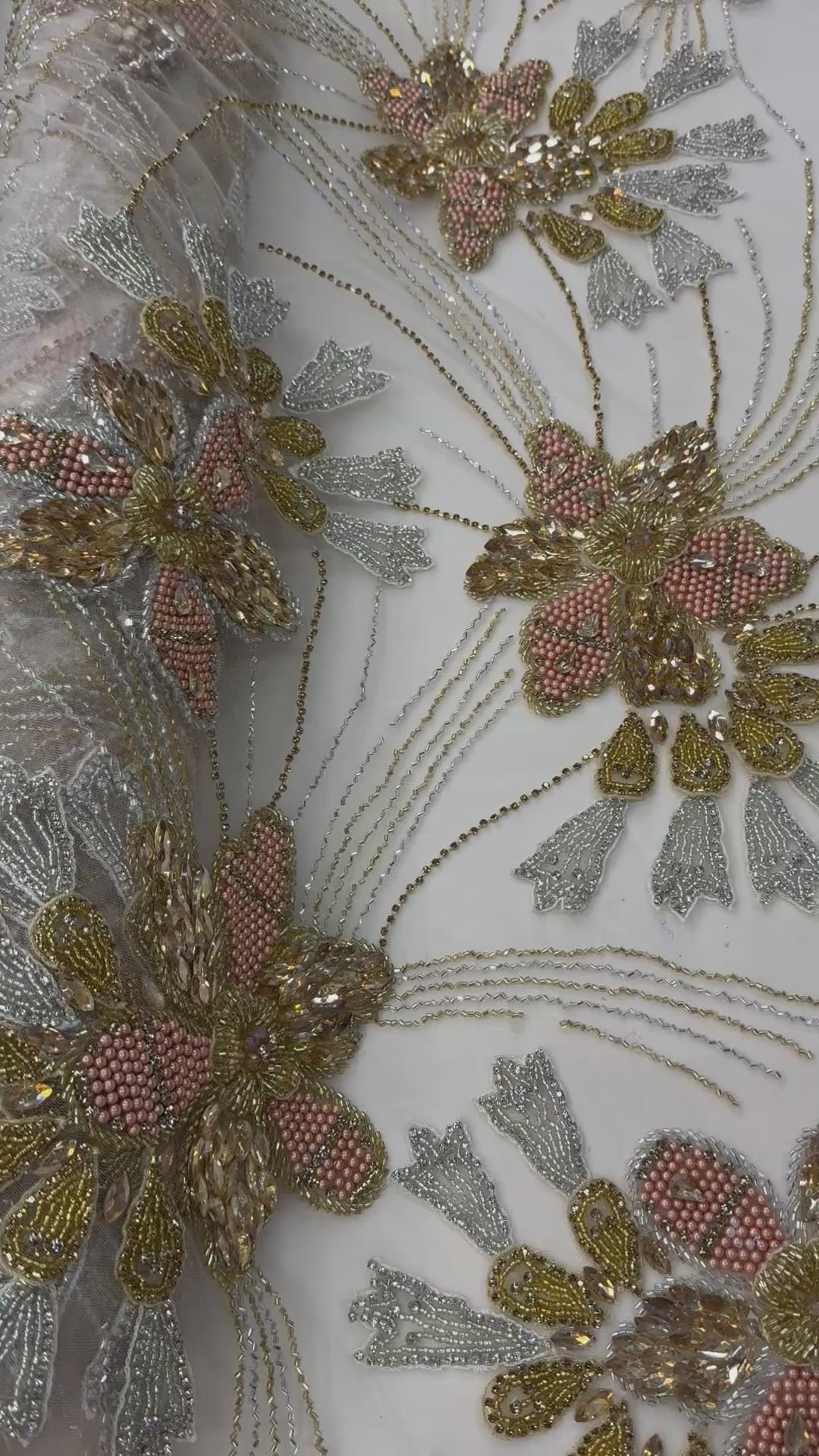 Încărcați videoclipul: Broderie premium pe tul Model J1 3364, latime 140 cm, cu cristale, margele si aplicatii florale 3D