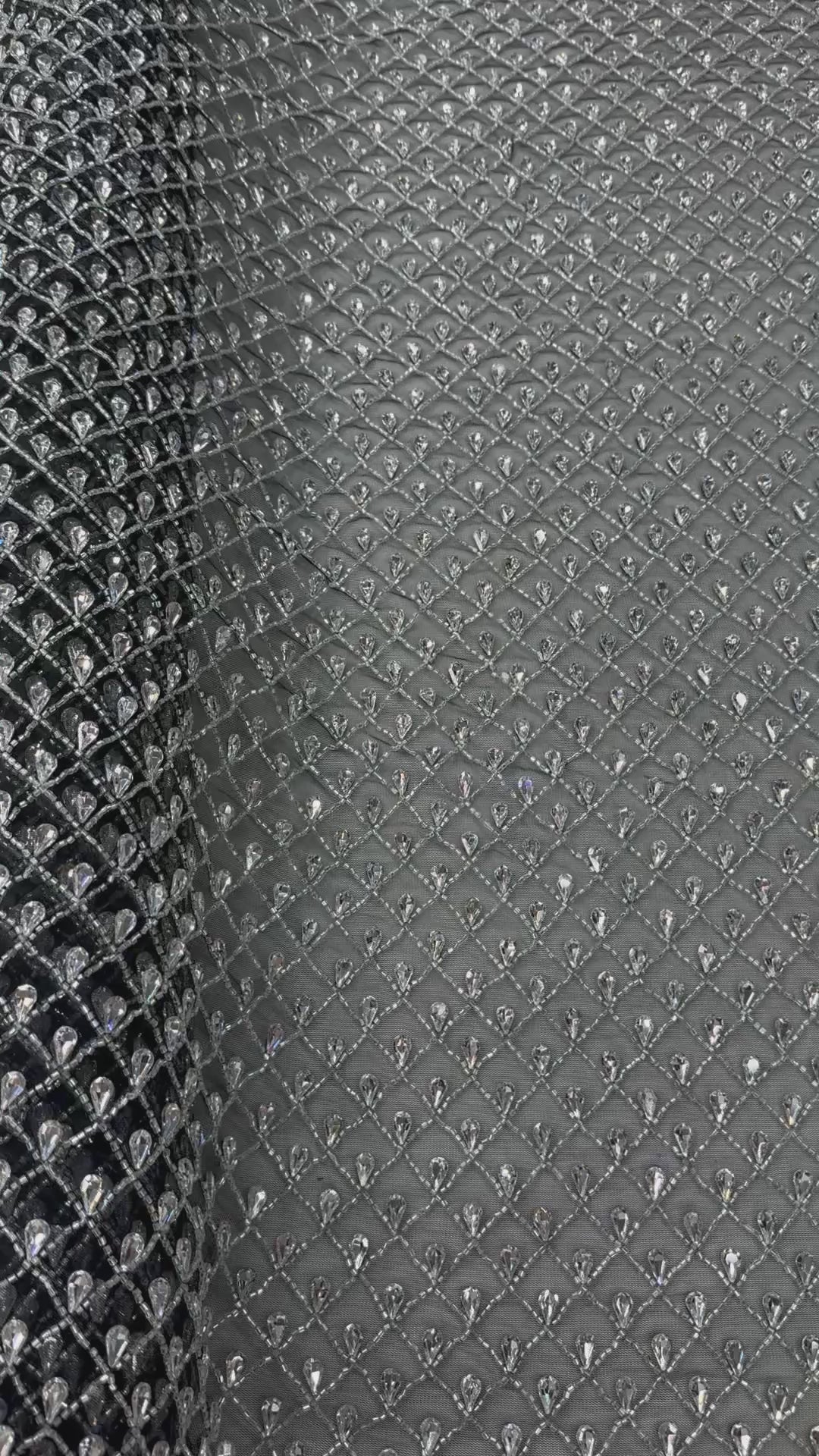 Încărcați videoclipul: Broderie cu cristale pe tul negru Model AB 009, 140 cm, design geometric luxury/la metru