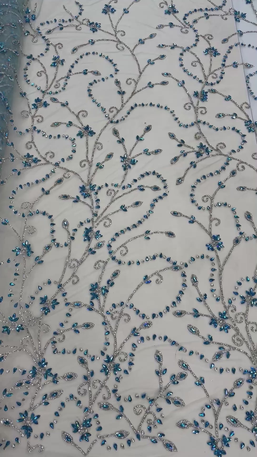 Încărcați videoclipul: Broderie Luxury pe tul D Sky Blue cu cristale si aplicatii florale – Model J1 3390, 140 cm/la metru