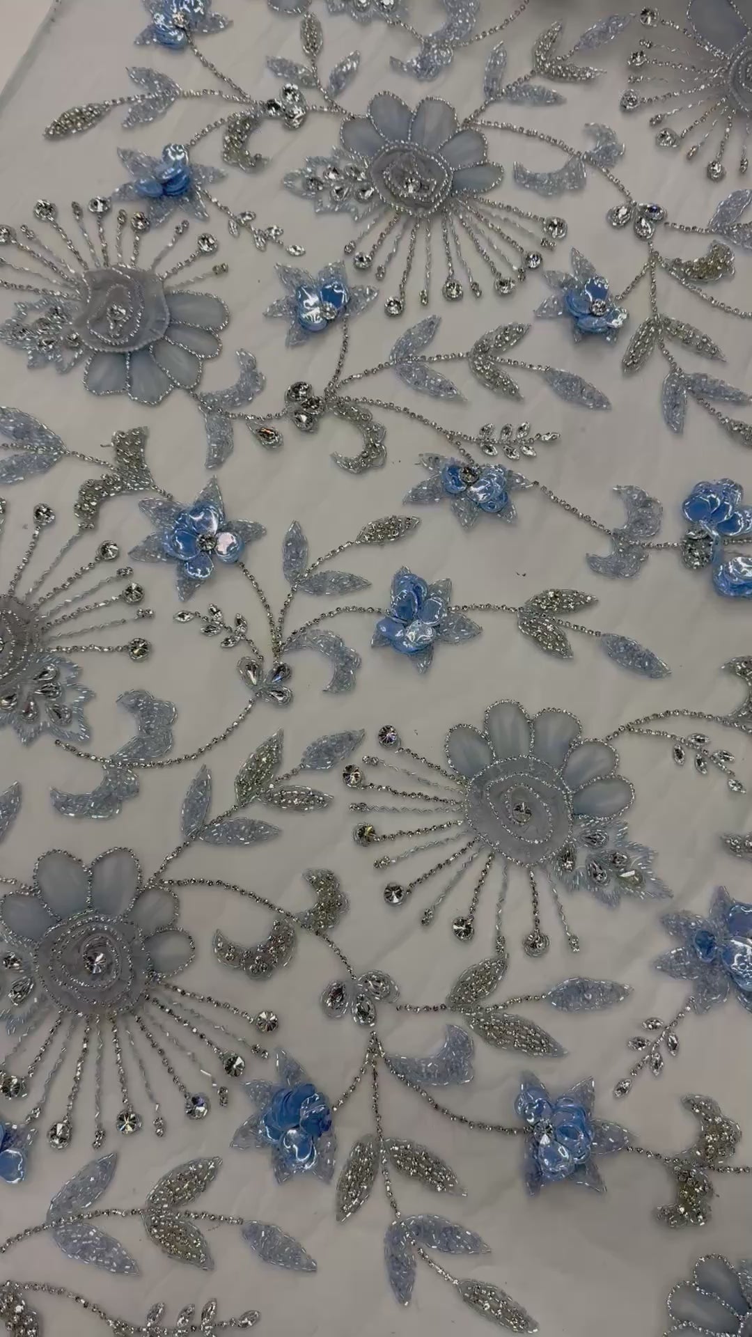 Încărcați videoclipul: Broderie pe tul bleu Model K2205, latime 140 cm, cu flori 3D, cristale si margele premium
