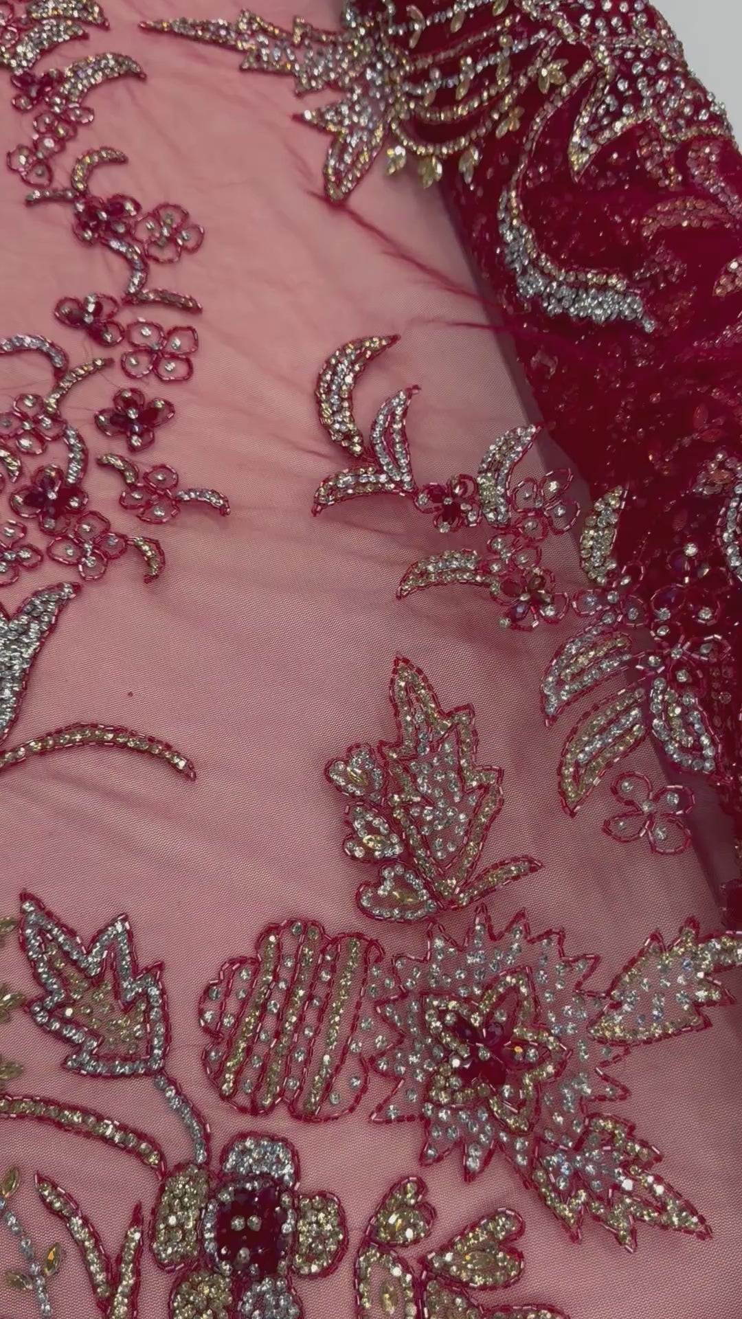 Încărcați videoclipul: Broderie cu Strasuri și Aplicații Decorative pe Tulle Roșu – Model J1 3371 , 140cm\la metru