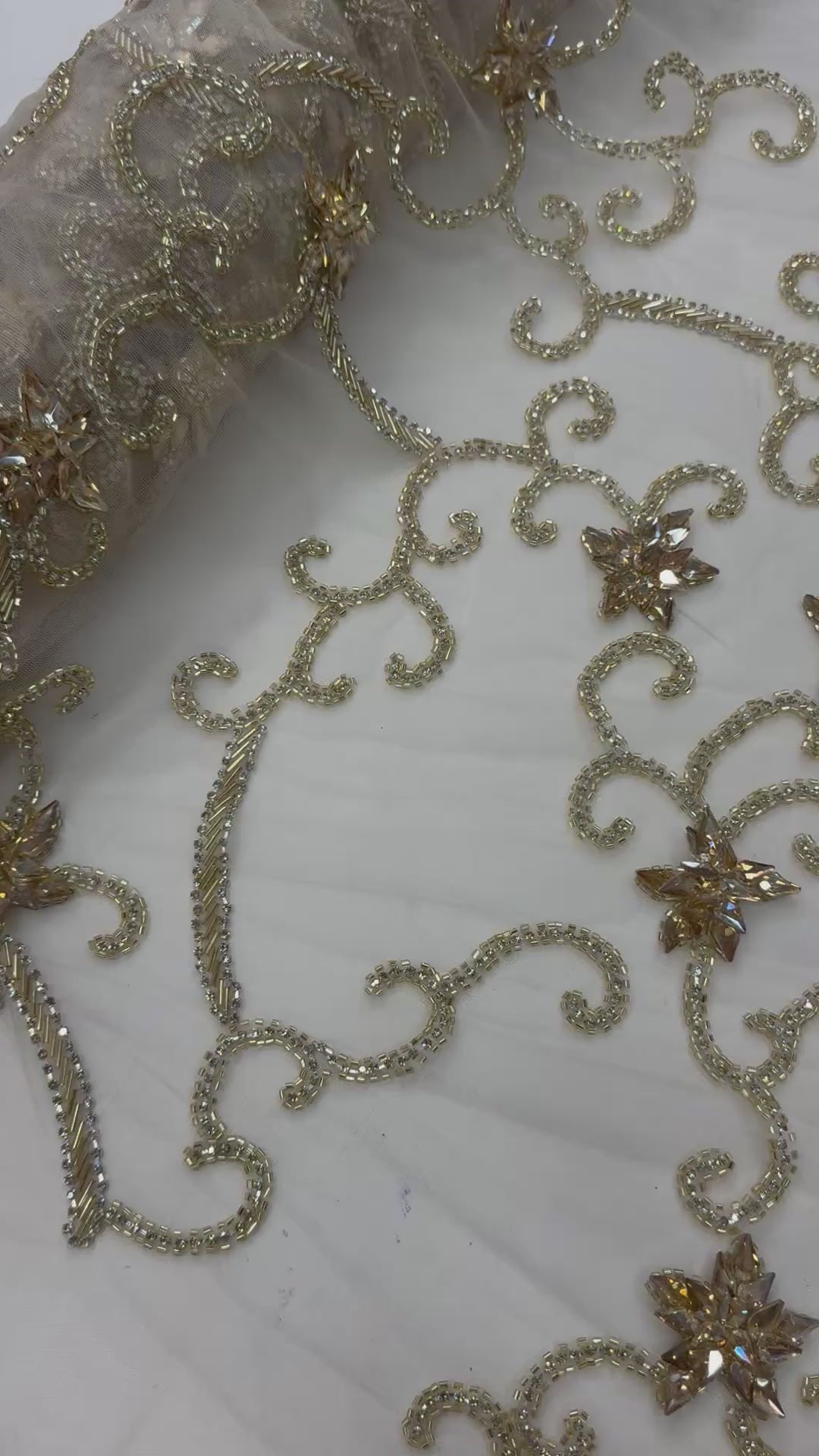 Încărcați videoclipul: Broderie premium pe tul ivoire Model AI588, 140 cm, cu cristale si margele argintii/aurii – Design Luxury Couture/la metru