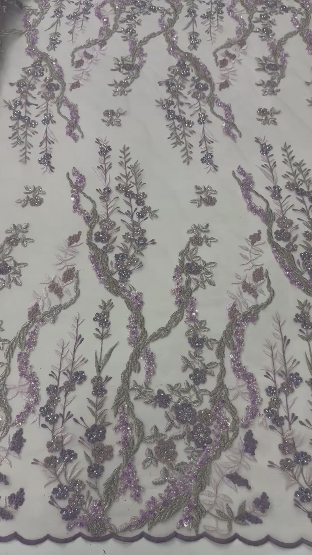Încărcați videoclipul: Broderie brodata cu flori mov-lila si margele stralucitoare pe tul fin – material premium pentru rochii elegante