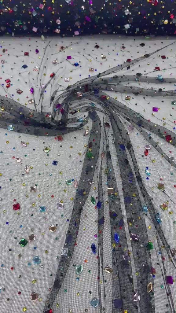 Încărcați videoclipul: Tul fin cu Pietre/Strasuri Colorate 140cm/la metru