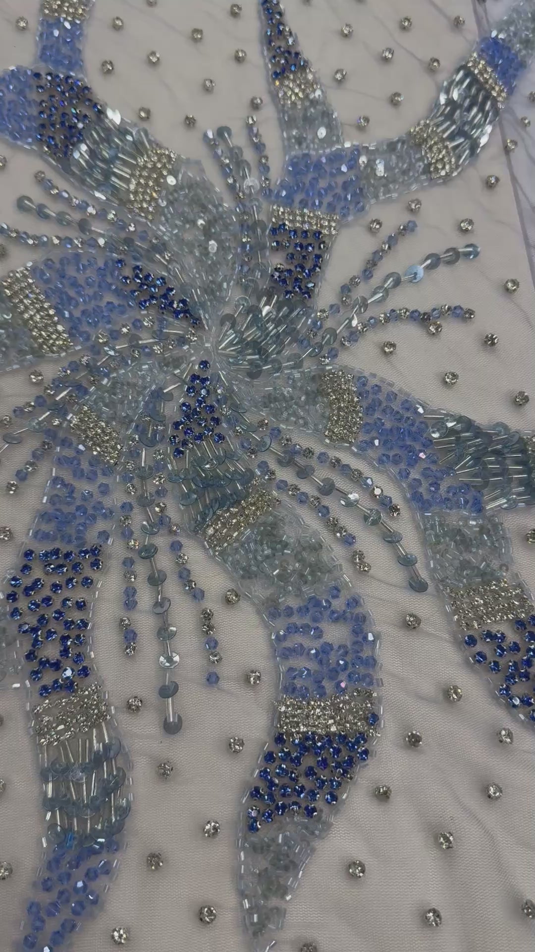 Încărcați videoclipul: Broderie 3D cu flori, margele si cristale pe tul Sky Blue 140 cm\la metru – Model DB1505
