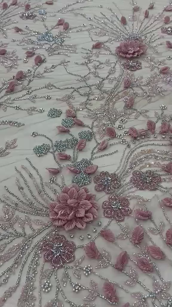 Încărcați videoclipul: Broderie florala pe tulle bej cu flori 3D, margele si cristale – Model J1 3432 140 cm/la metru