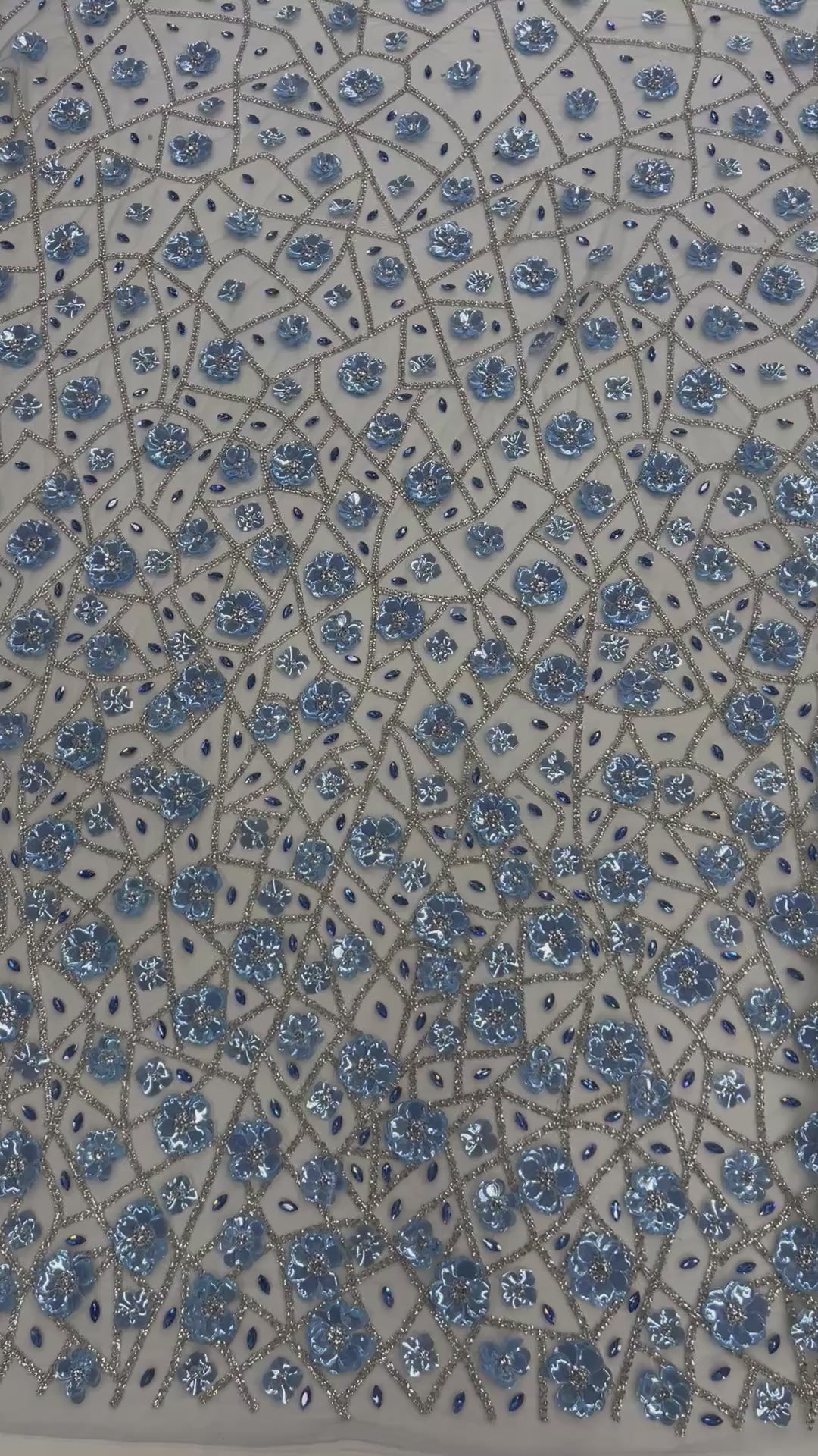 Încărcați videoclipul: Broderie Luxury cu Flori 3D și Cristale – DB1510, Lt Blue, 140 cm