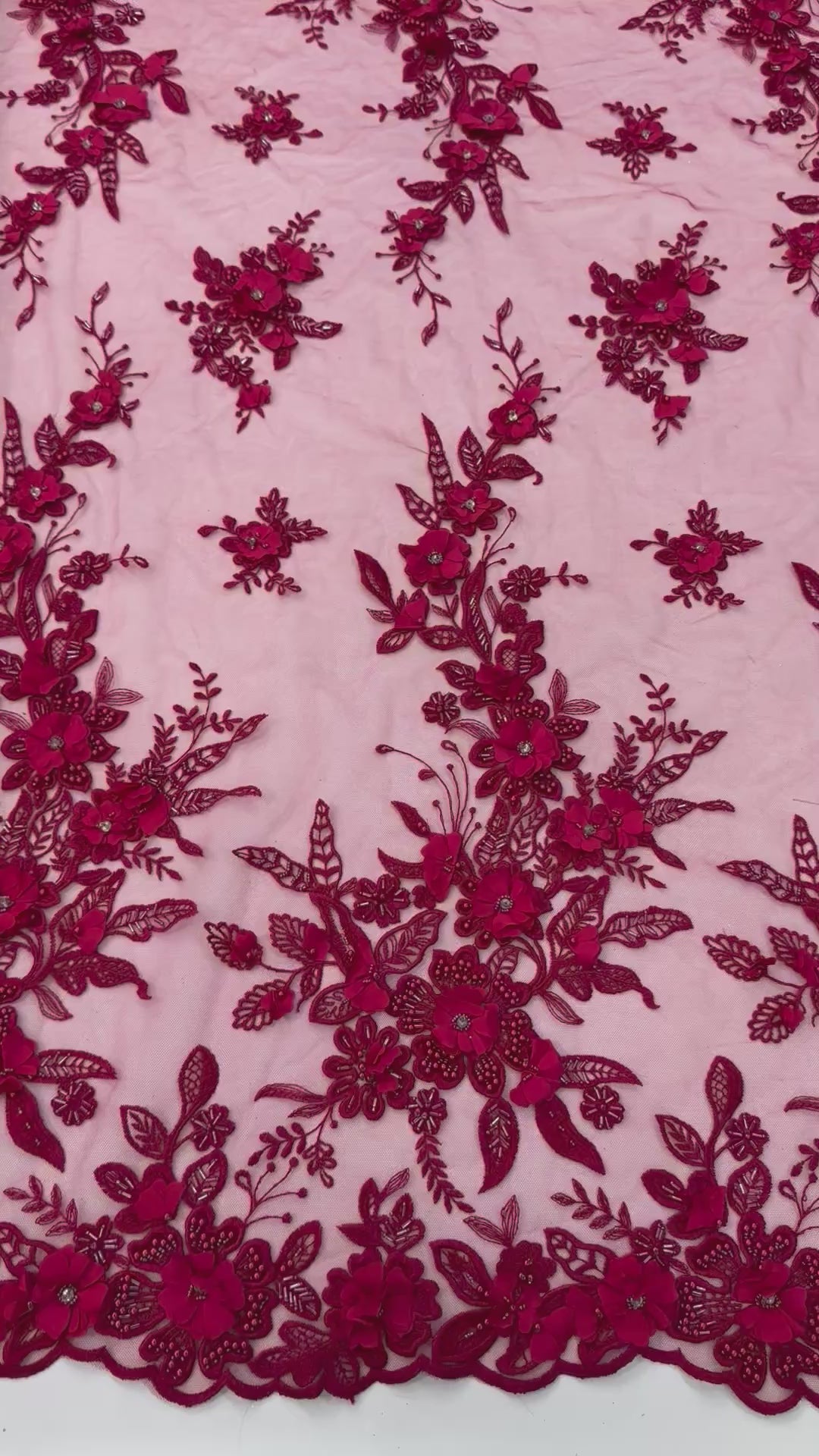 Încărcați videoclipul: Broderie 3D bordo cu flori aplicate pe tul 140 cm latime - material premium pentru rochii de seara si ocazie