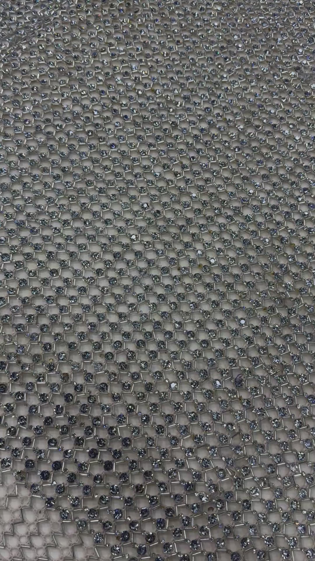 Încărcați videoclipul: Broderie cu cristale si paiete pe plasa 140 cm\la metru – Model FL383