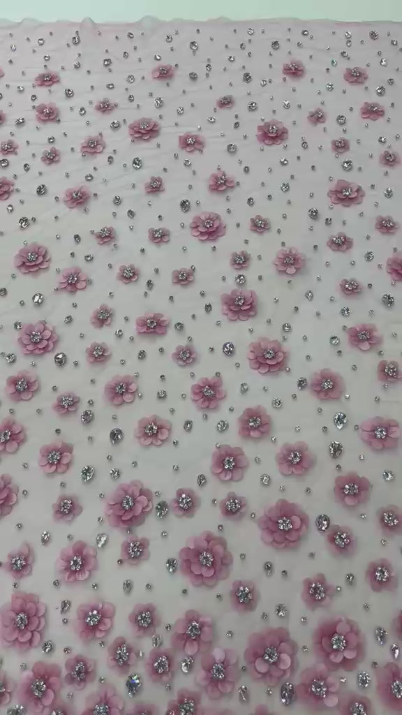 Încărcați videoclipul: Broderie pe tull cu flori 3D roz inchis si cristale, – K2213, 140 cm/ la metru
